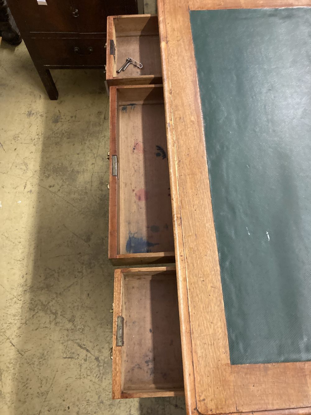 A Victorian mahogany pedestal desk, width 118cm, depth 58cm, height 72cm